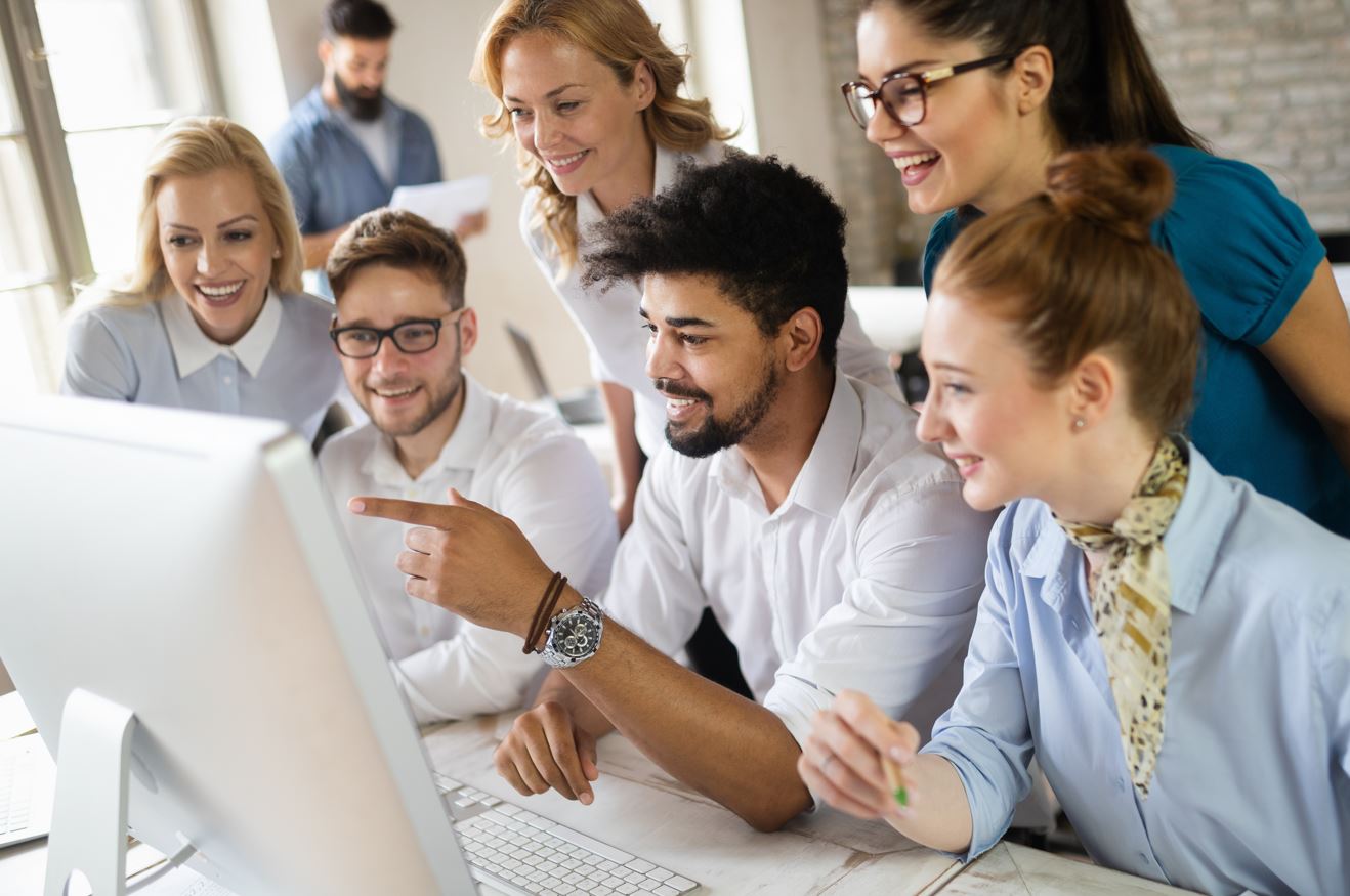 iamen de varias personas revisando el computador iamen de varias personas revisando el computador